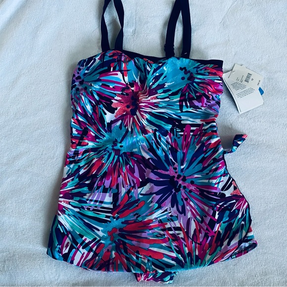 Azul by Maxine of Hollywood Swim
Dress Size 12 80% Nylon, 20% Lycra Spandex. #4 - Picture 8 of 8